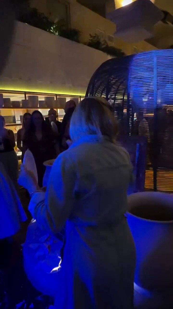 Convidados celebrando no salão