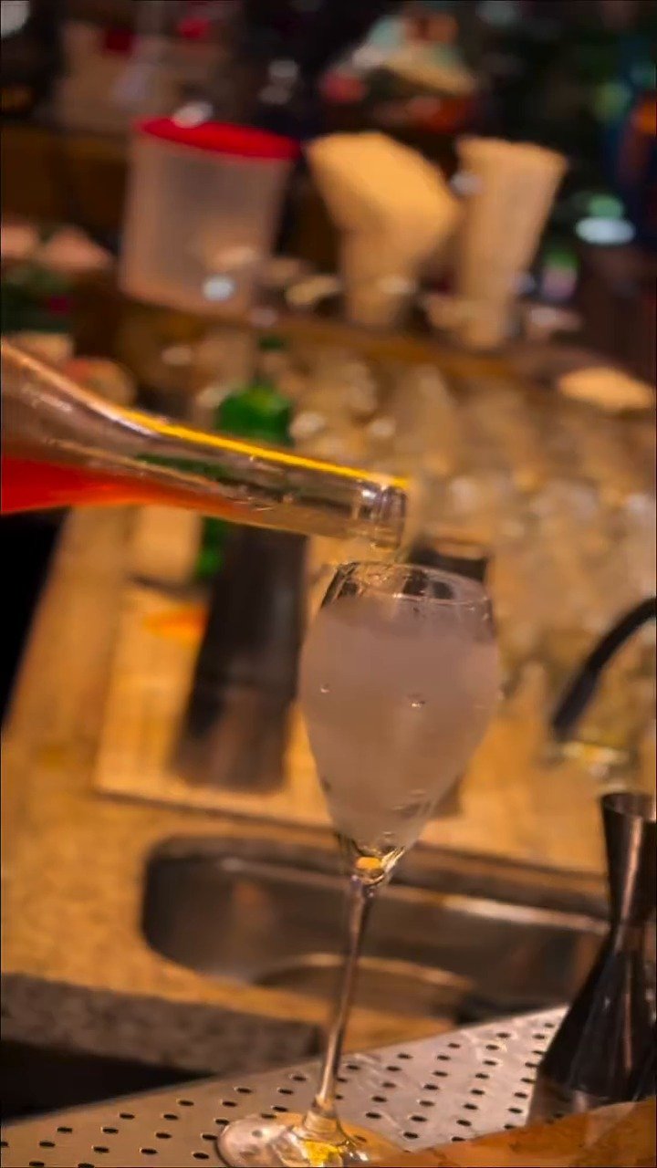 Drink sendo servido no bar central
