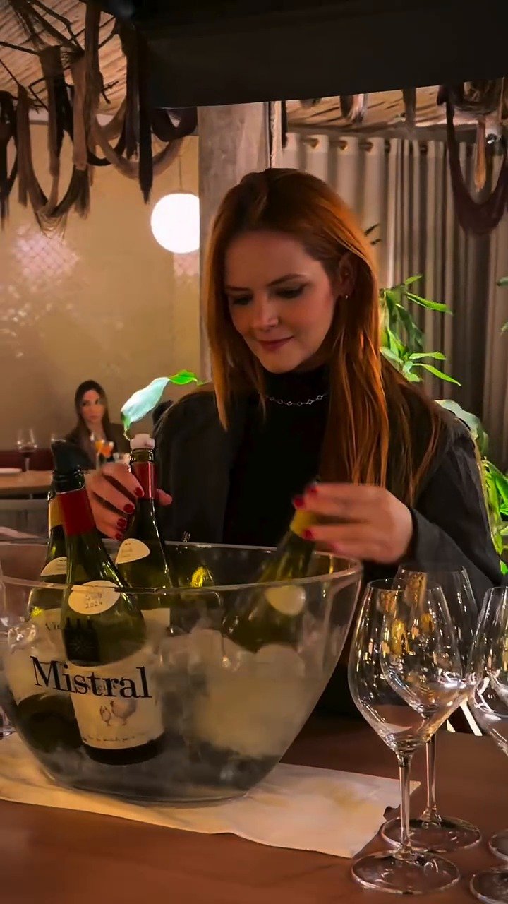 Rosé sendo servido de um balde de gelo